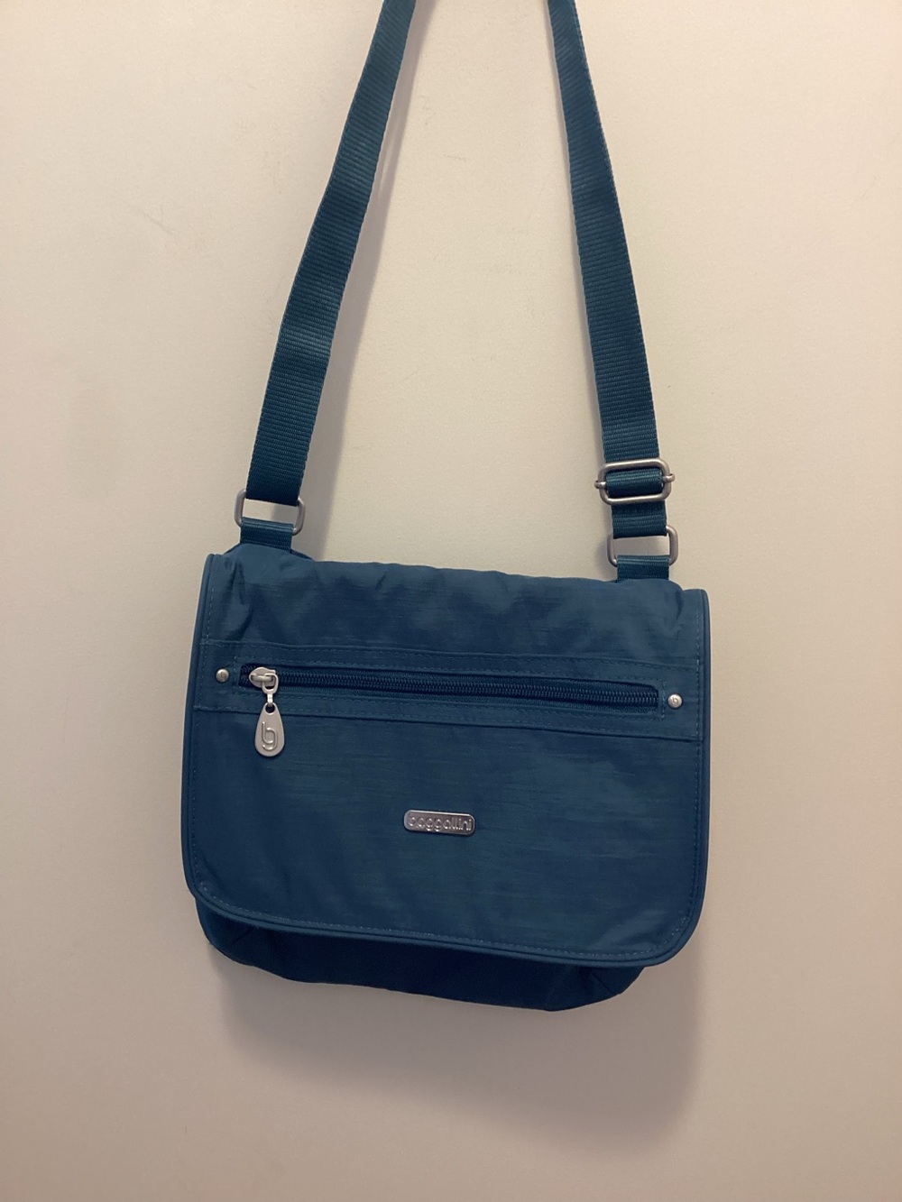 Baggalini shoulder purse.